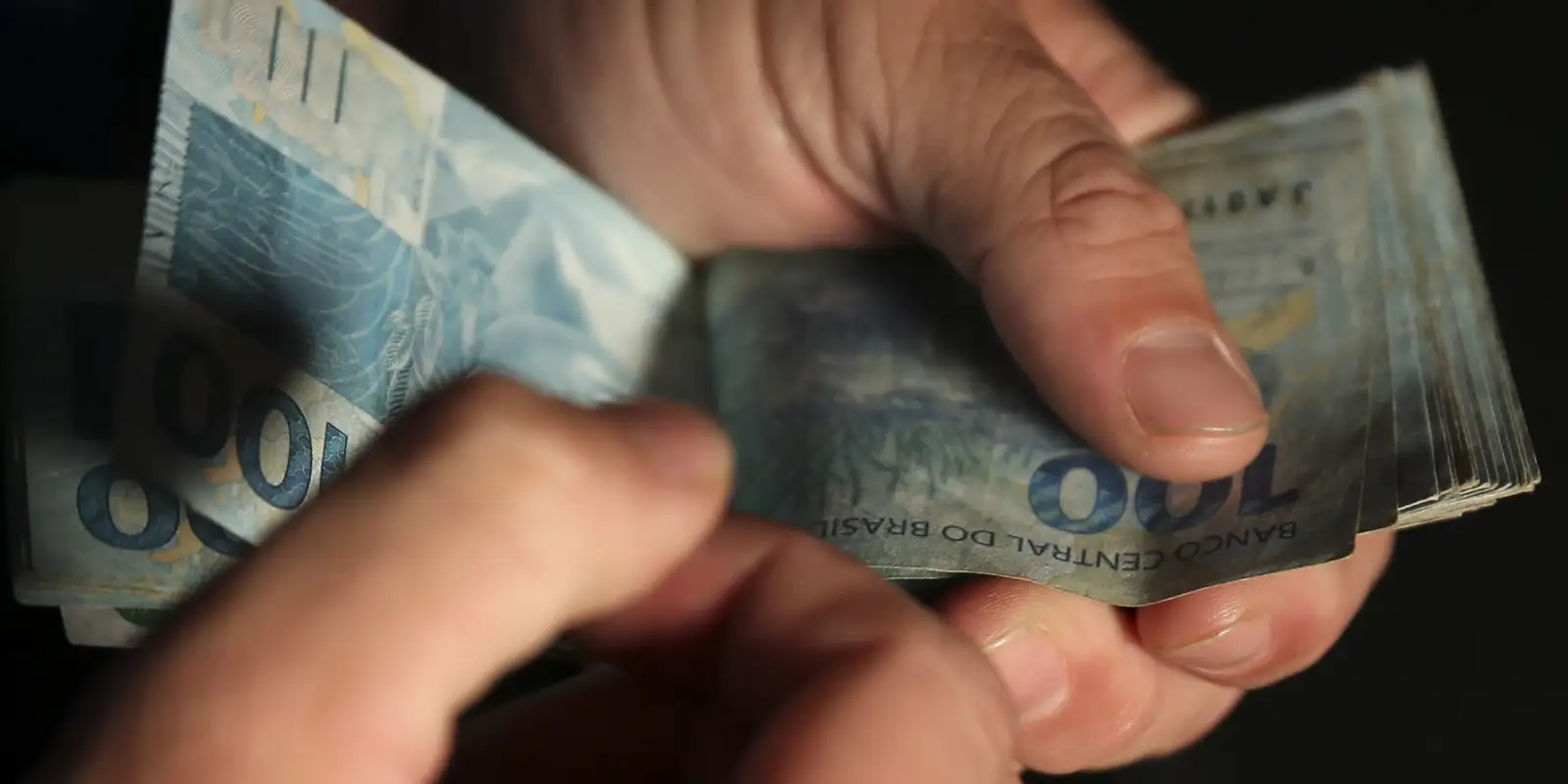 Dinheiro esquecido nos bancos: idosos podem sacar? Saiba como consultar