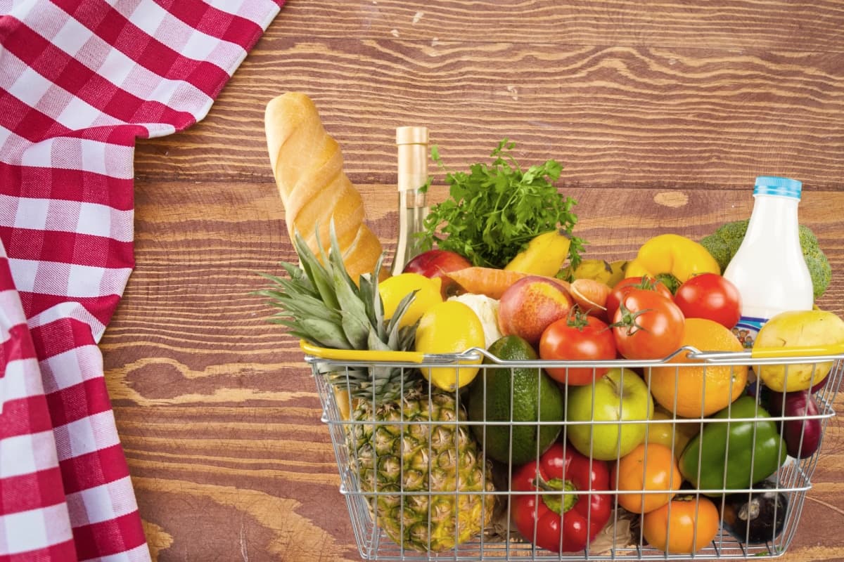 Cesta básica: golpe de falsos funcionários do CRAS afeta idosos no DF