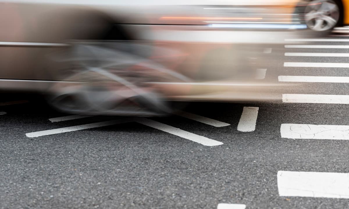 Motorista é agredido após atropelar idoso em calçada