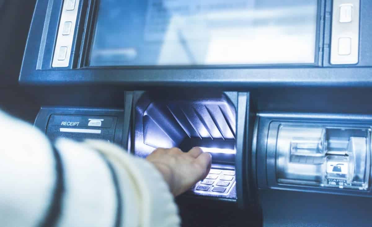 Golpistas enganam idoso com truque do cartão preso no caixa eletrônico