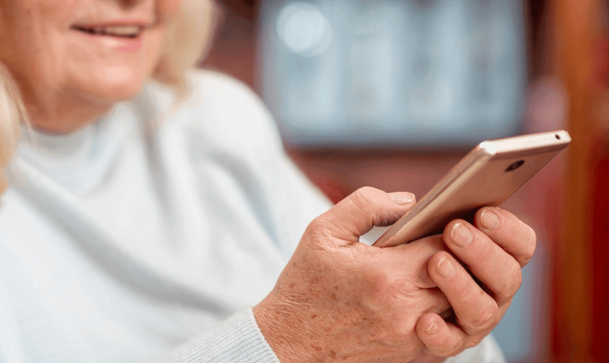 Tecnologia na terceira idade: uso regular pode reduzir risco de demência, diz pesquisa