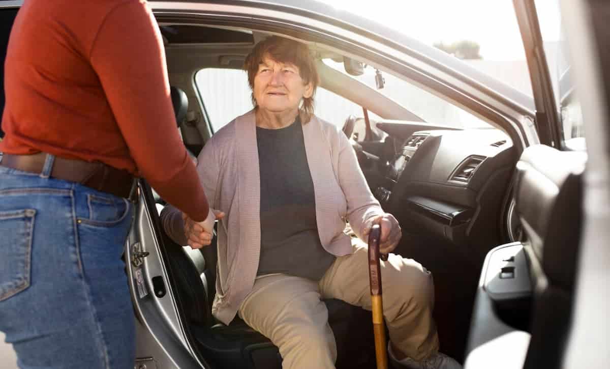 Senatran emite alerta sobre uso da credencial de estacionamento para idosos