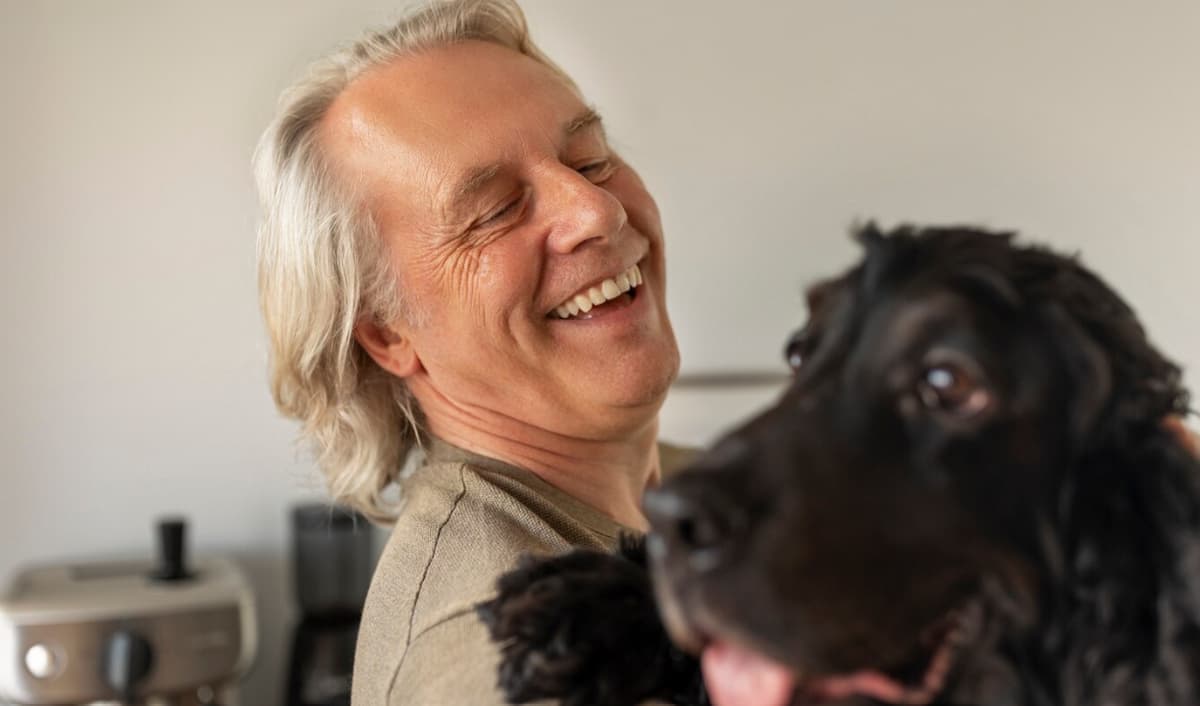 Idoso com Alzheimer recorda seu cãozinho de estimação e emociona a web