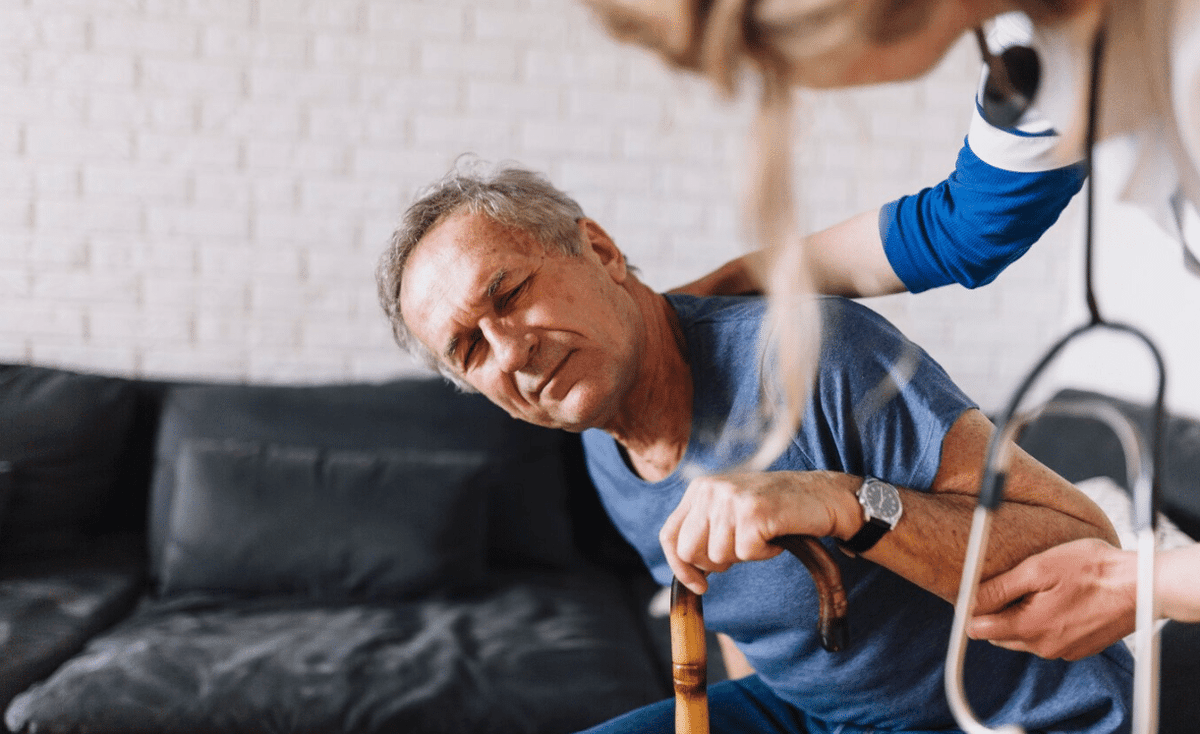 70% das quedas em idosos ocorrem em casa: Dicas para prevenir acidentes