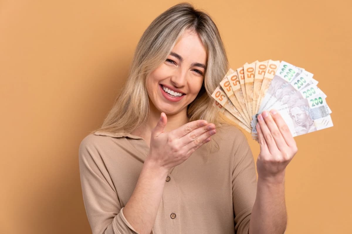 Salário de maio: descubra o prazo final para o pagamento cair na sua conta