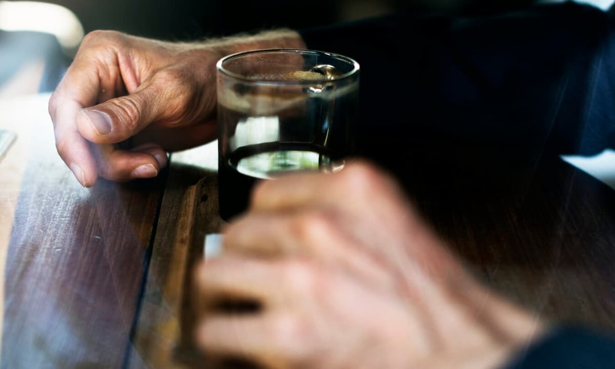 Golpe da cachaça: criminosos tentam embriagar idoso para roubar R$ 800 em rodoviária