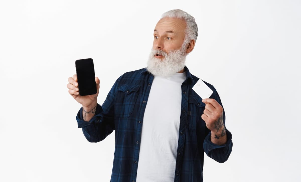 Idoso cai em golpe ao tentar renovar cartão de transporte