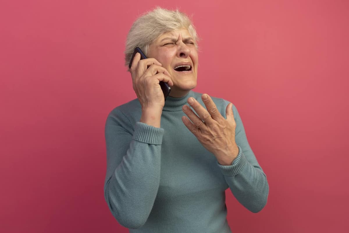 Idosos e golpes na internet: descubra como proteger seu familiar de fraudes