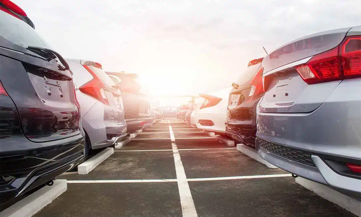 Multa e pontos na CNH: o risco de parar em vaga de idoso sem credencial