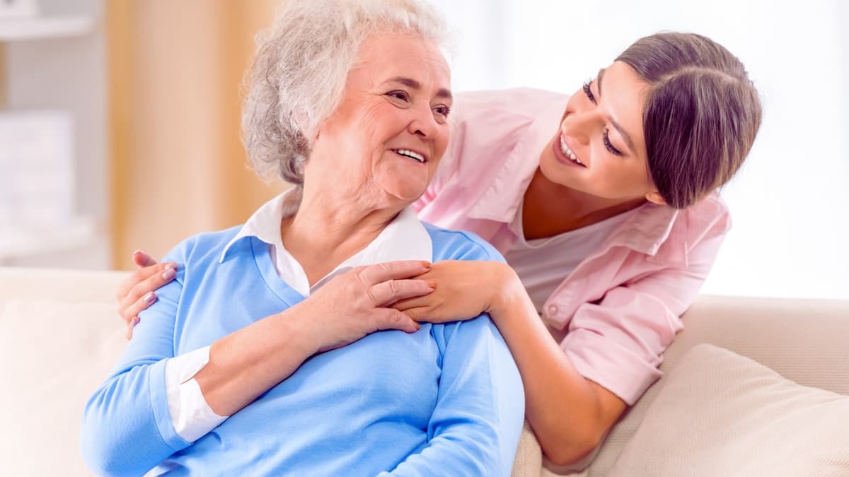 Cuidadores podem ganhar um benefício próprio: o que se sabe sobre o Bolsa Cuidador