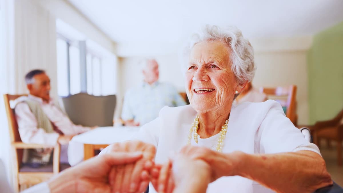 Idoso de 65 anos tem meia-entrada em eventos: como usar o benefício