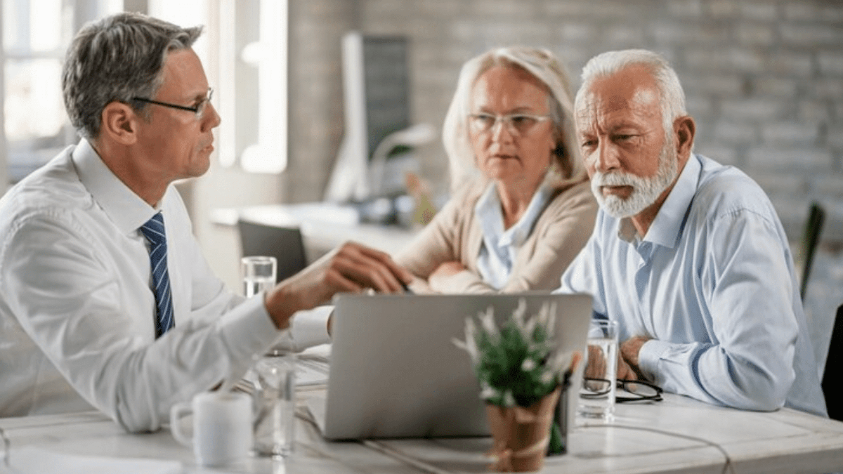 Golpistas usam nome de aposentados do INSS para empréstimos: como se proteger