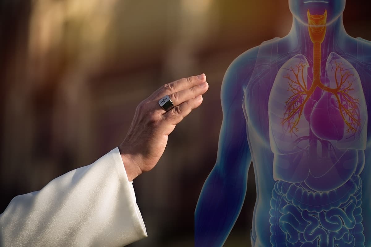 Doença respiratória do Papa levanta discussão sobre riscos para idosos