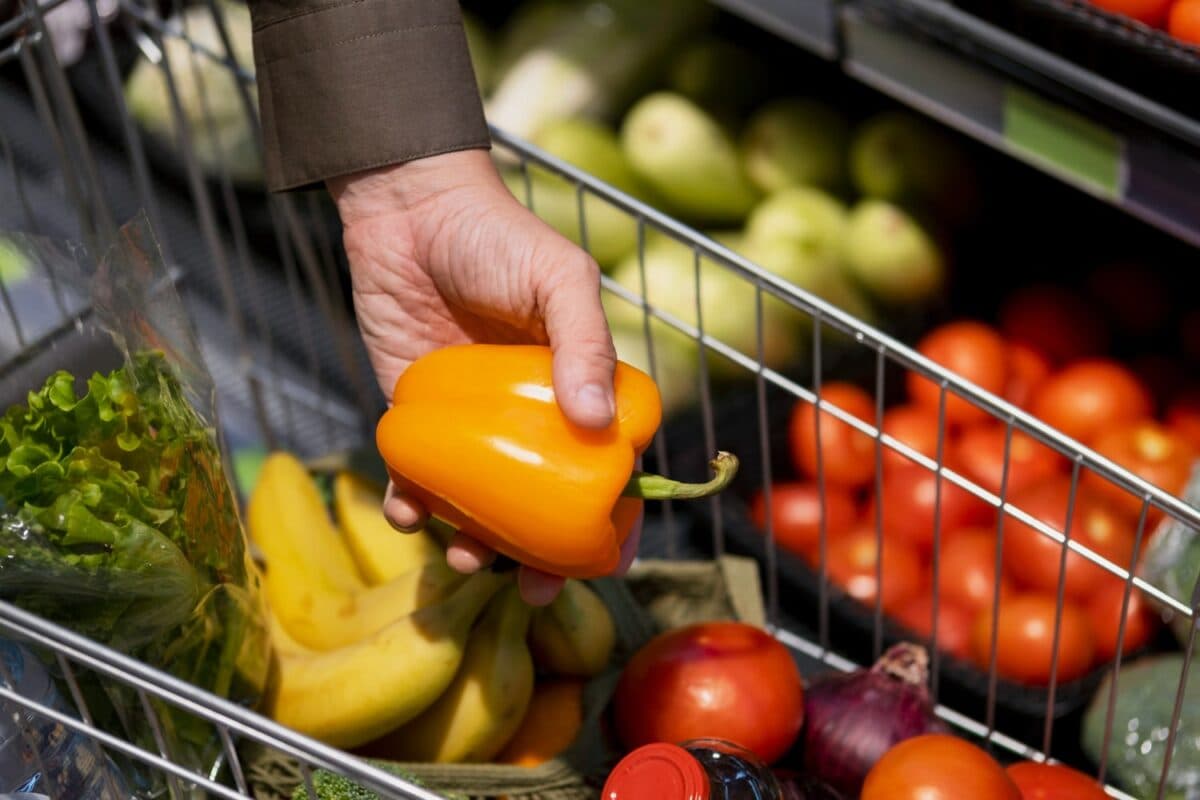 Pesquisa revela: 58% dos brasileiros cortam alimentos básicos devido à inflação!